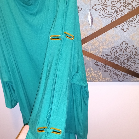 EUC Cable and Gauge Green Cold Shoulder 3X top - Picture 2 of 3